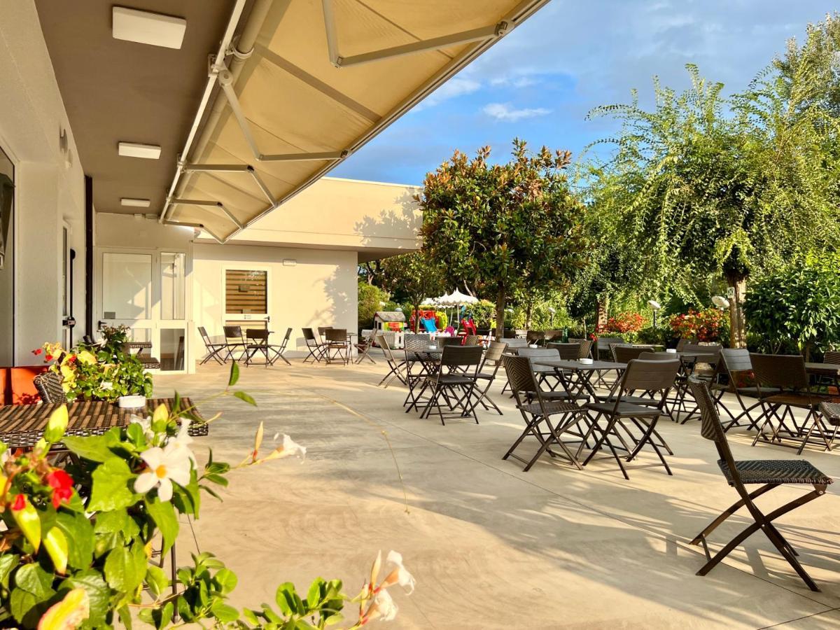 Hotel Old River Lignano Sabbiadoro Exterior photo