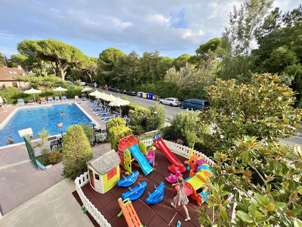 Hotel Old River Lignano Sabbiadoro Exterior photo
