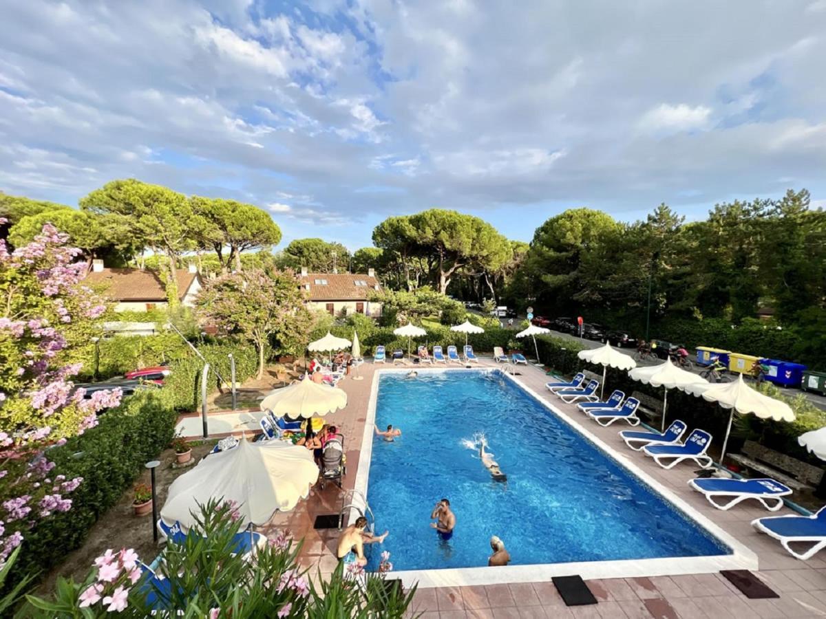 Hotel Old River Lignano Sabbiadoro Exterior photo