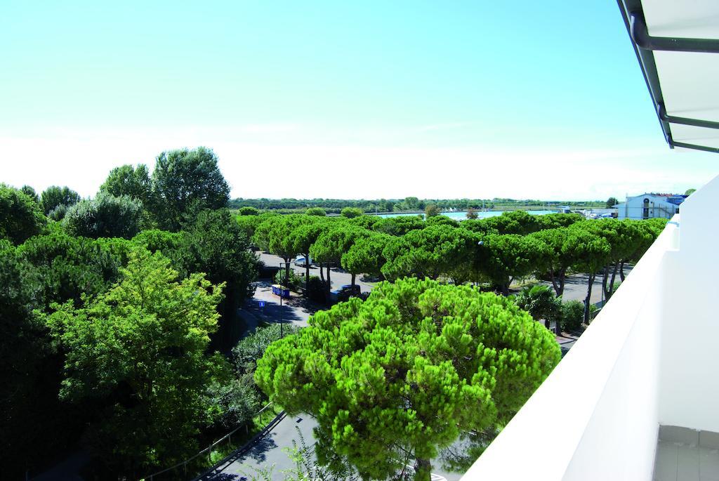 Hotel Old River Lignano Sabbiadoro Exterior photo