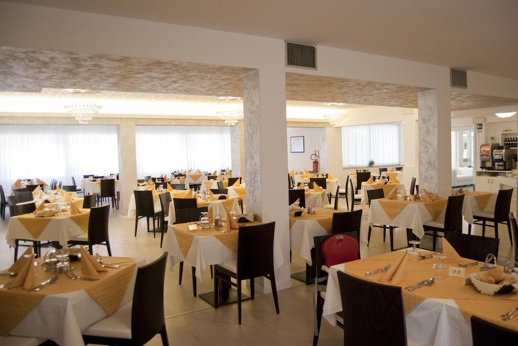 Hotel Old River Lignano Sabbiadoro Exterior photo