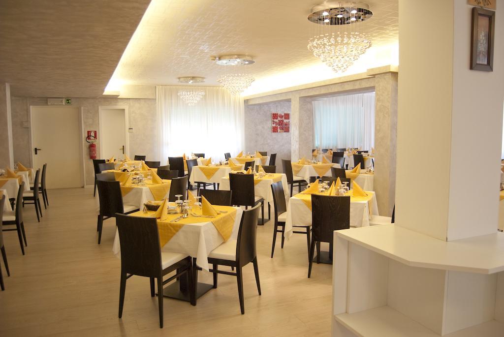 Hotel Old River Lignano Sabbiadoro Exterior photo