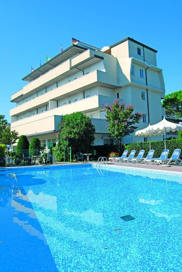 Hotel Old River Lignano Sabbiadoro Exterior photo